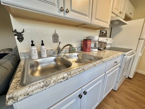 Fridge, oven, stovetop, coffee/tea maker