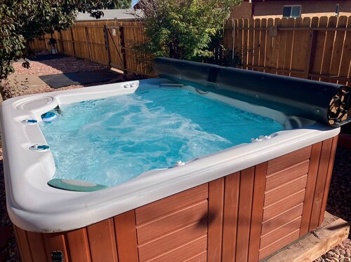 Hot Tub Cozy Cottage in Colorado Springs