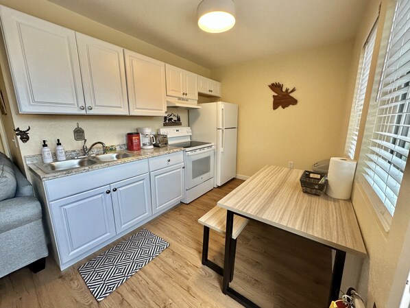 Fridge, oven, stovetop, coffee/tea maker