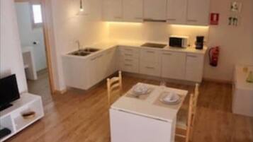 KylskÄp, spishÀll, kaffe- och tebryggare och barnstol