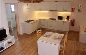 Fridge, stovetop, coffee/tea maker, high chair