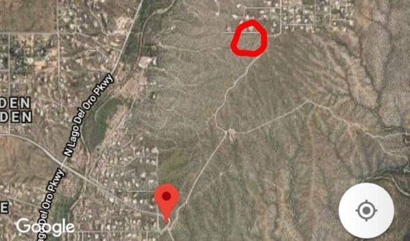 Vista satelital de una región con carreteras marcadas y un puntero rojo que indica una ubicación específica.