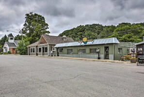 Exterior - Grandma's House LA 1-bedroom apartment just 22 minutes to Lake Michigan (Lake Ann)