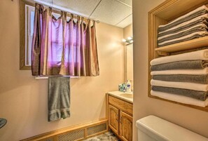 Jetted bath, towels, soap, toilet paper - Grandma's House LA 1-bedroom apartment just 22 minutes to Lake Michigan (Lake Ann)