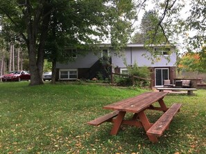 Outdoor dining - Grandma's House LA 1-bedroom apartment just 22 minutes to Lake Michigan (Lake Ann)