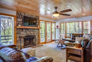 Smart-TV, Kamin, Bücher