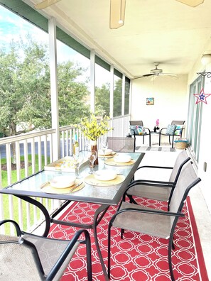 Outdoor dining - Bright, Safe, Comfortable 3Bdrm in Bradenton, FL. Pool, Tennis, Golf, Beaches. (Bradenton)