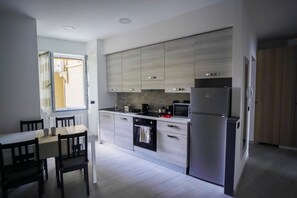 Kjøleskap, mikrobølgeovn, ovn og kokeplater