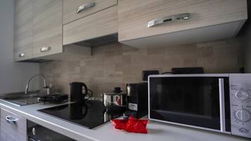 Refrigerador, microondas, horno, placa de cocina