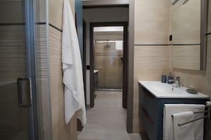 Shower, hair dryer, bidet, towels - Bnbook Borromeo 4 Rho Fiera Milano (rho)