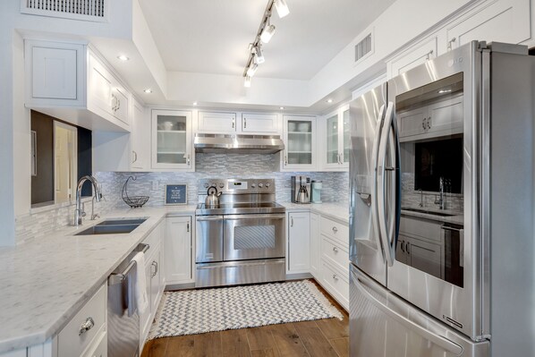 冰箱、微波炉、烤箱、炉灶