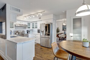 冰箱、微波炉、烤箱、炉灶