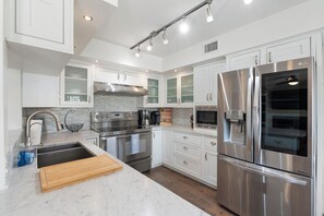 Frigorifero, microonde, forno, piano cottura