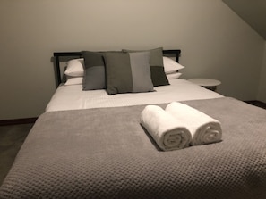 4 bedrooms, desk, free WiFi, bed sheets