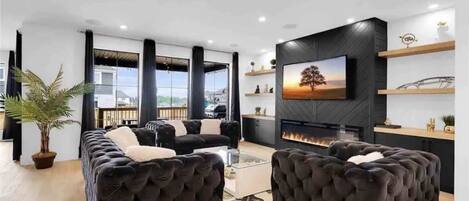 TV connectée, cheminée, jeux vidéo, livres