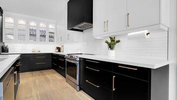 雪櫃、微波爐、焗爐、爐具