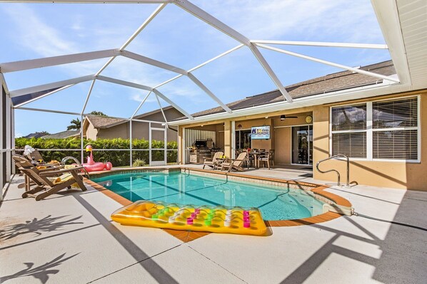 A heated pool - Bikes, Kayaks, Poker, Shuffleboard, Gulf Access, Heated Pool - Comfort on the H2O - Roelens (Cape Coral)