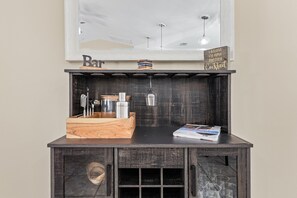 Interior - Bikes, Kayaks, Poker, Shuffleboard, Gulf Access, Heated Pool - Comfort on the H2O - Roelens (Cape Coral)