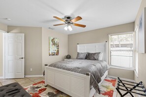 4 bedrooms, iron/ironing board, WiFi, bed sheets - Bikes, Kayaks, Poker, Shuffleboard, Gulf Access, Heated Pool - Comfort on the H2O - Roelens (Cape Coral)
