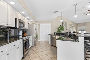 Fridge, microwave, oven, stovetop - Bikes, Kayaks, Poker, Shuffleboard, Gulf Access, Heated Pool - Comfort on the H2O - Roelens (Cape Coral)