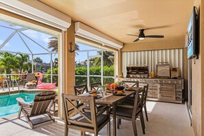 Outdoor dining - Bikes, Kayaks, Poker, Shuffleboard, Gulf Access, Heated Pool - Comfort on the H2O - Roelens (Cape Coral)