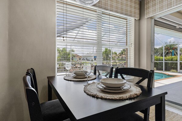 Dining - Bikes, Kayaks, Poker, Shuffleboard, Gulf Access, Heated Pool - Comfort on the H2O - Roelens (Cape Coral)