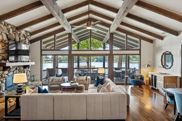 Smart TV, fireplace, table football, ping pong - Craftsman Style Home with Boat House - Unbelievable Views! (Mooresville)