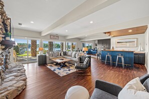 Smart TV, fireplace, table football, ping pong - Craftsman Style Home with Boat House - Unbelievable Views! (Mooresville)