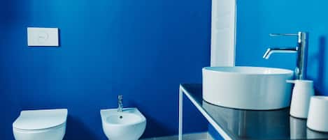Haartrockner, Bidet, HandtĂŒcher, Seife