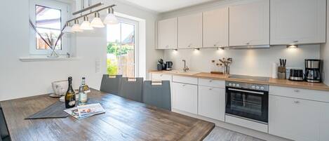 ثلاجة، فرن، موقد طهي مسطح، غسالة أطباق