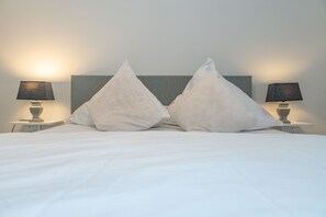 3 habitaciones, tabla de planchar con plancha y ropa de cama