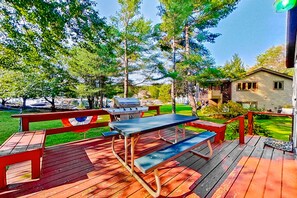 Outdoor dining - Lakefront dog-friendly home with private beach, community tennis, beach, dock (Moultonborough)