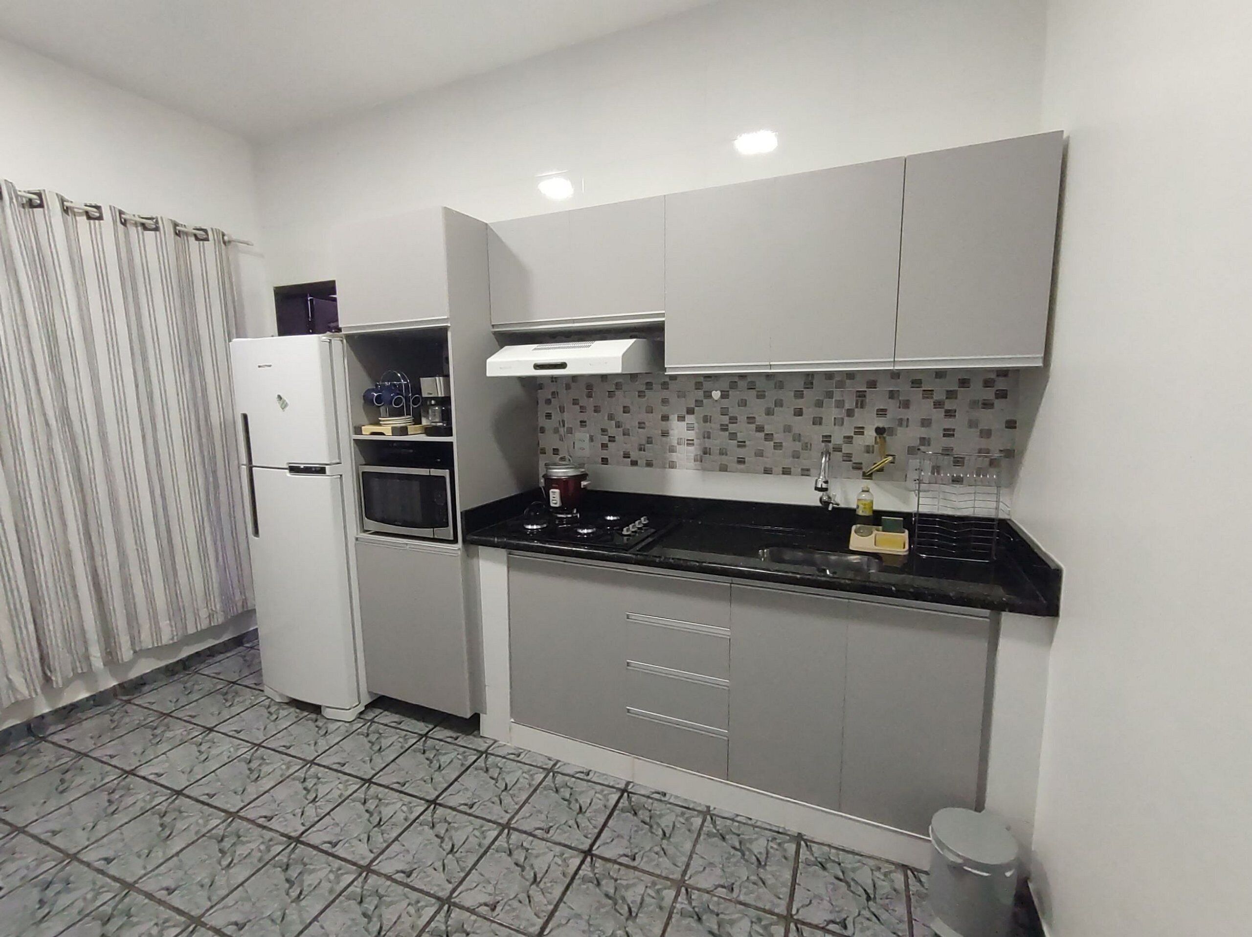 Apartamento 6 | Cocina privada | Refrigerador, microondas, arrocera y licuadora 