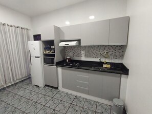 Refrigerador, microondas, arrocera, licuadora