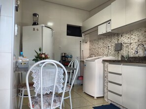 Refrigerador, microondas, arrocera, licuadora