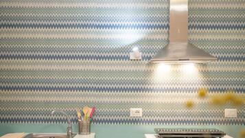 Frigorifero, piano cottura, macinacaffè, pentole/stoviglie/utensili