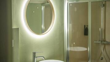 Dusche, Haartrockner, Bidet, Handtücher