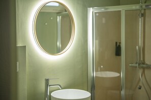 Dusche, Haartrockner, Bidet, Handtücher