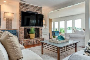 TV - The Pearl | great place for a quiet winter escape (Dauphin Island)