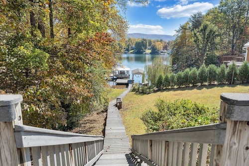 Spacious 4BR with private boat dock and lakefront access