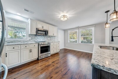 Spacious 4BR with private boat dock and lakefront access