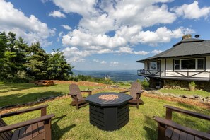 Outdoor dining - Mountain House Overlooking Rockfish Valley (Afton)