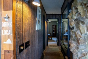 2 室のベッドルーム、デスク、アイロン / アイロン台、旅行用ベビーベッド
