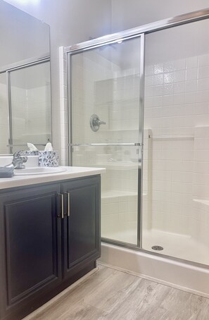 Douche, sèche-cheveux, serviettes fournies, savon