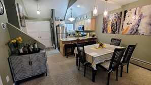 Dining - Killington Condo with Spa Amenities (Killington)