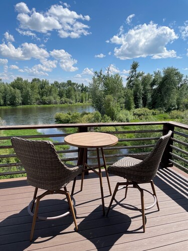 Secluded Riverside Farmhouse - overlooks the Snake River. 
