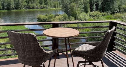 Secluded Riverside Farmhouse - overlooks the Snake River.