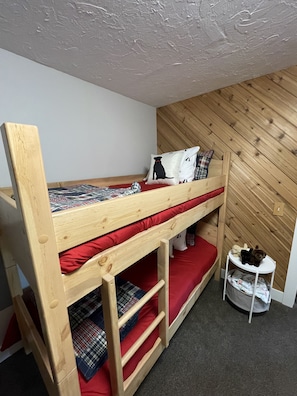 3 bedrooms, iron/ironing board, free WiFi, bed sheets - Secluded Riverside Farmhouse - overlooks the Snake River.  (Saint Anthony)