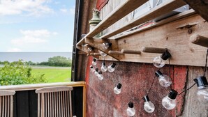 Eine rustikale Holzkonstruktion mit mehreren hängenden Glühbirnen.