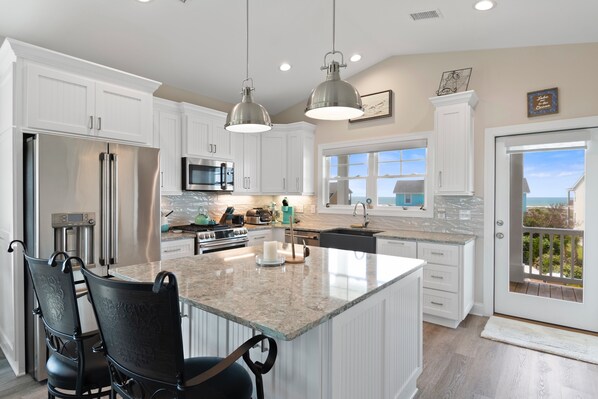 冷蔵庫、電子レンジ、オーブン、コンロ